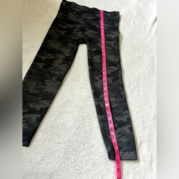 SPANX Seamless Camouflage Cropped Leggings - Large - Picture 7 of 9